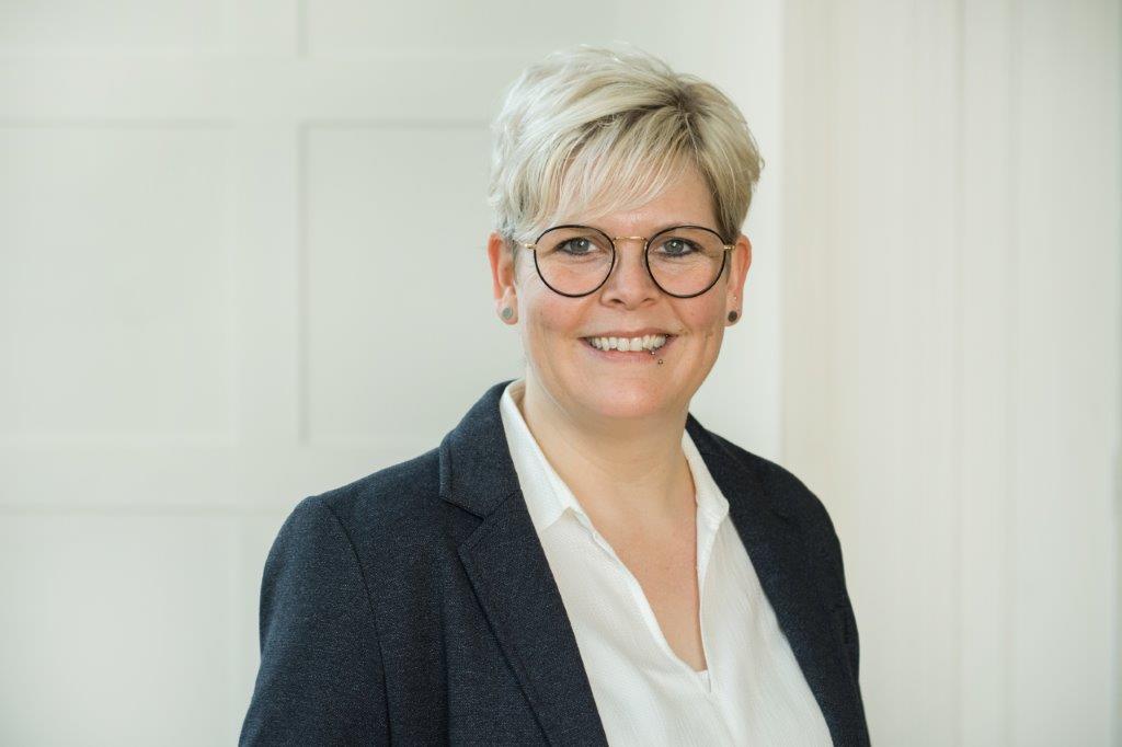 Frau Eileen Bumann